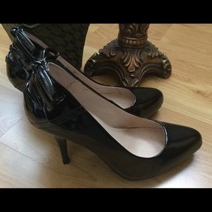 CHINESE LAUNDRY LACE BACK LEATHER PUMP SHOES